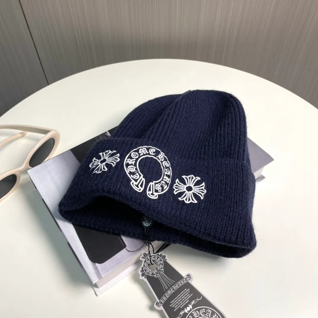 P60 🤍Chrome hearts new autumn and winter cross knitted hat🧶 One of the must-have hats in autumn and winter~ It really looks good on whoever wears it~, it is also a perfect match in black and white and gray in autumn~